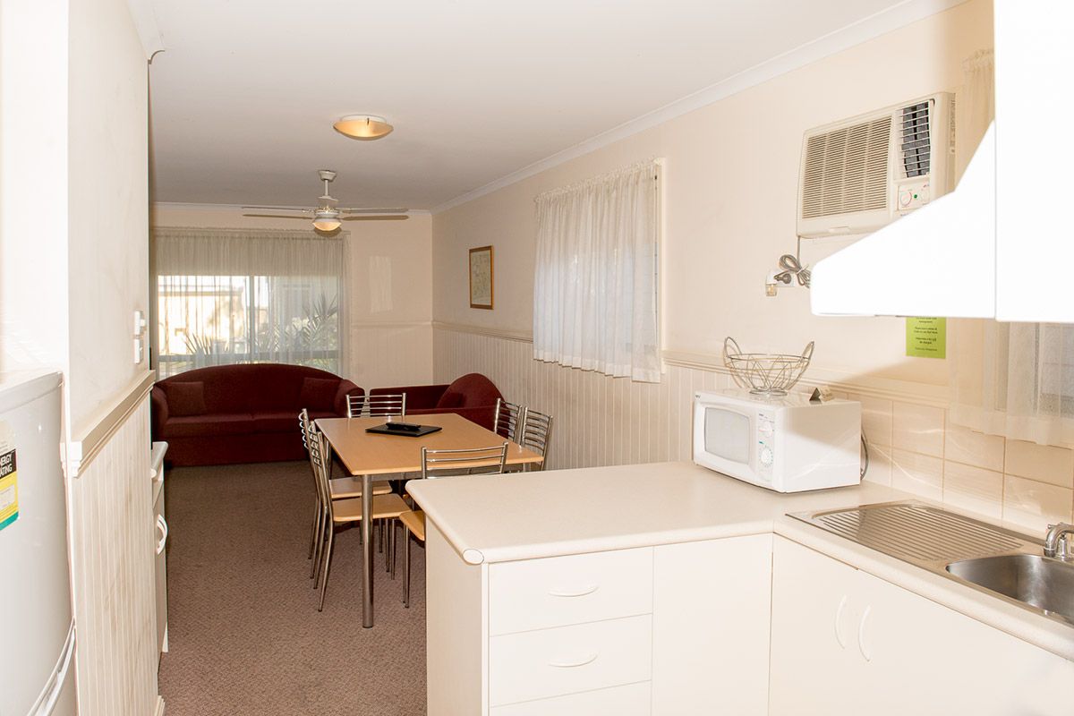 Kalganyi-3-bedroom-deluxe-Holiday-Cabin-05.jpg
