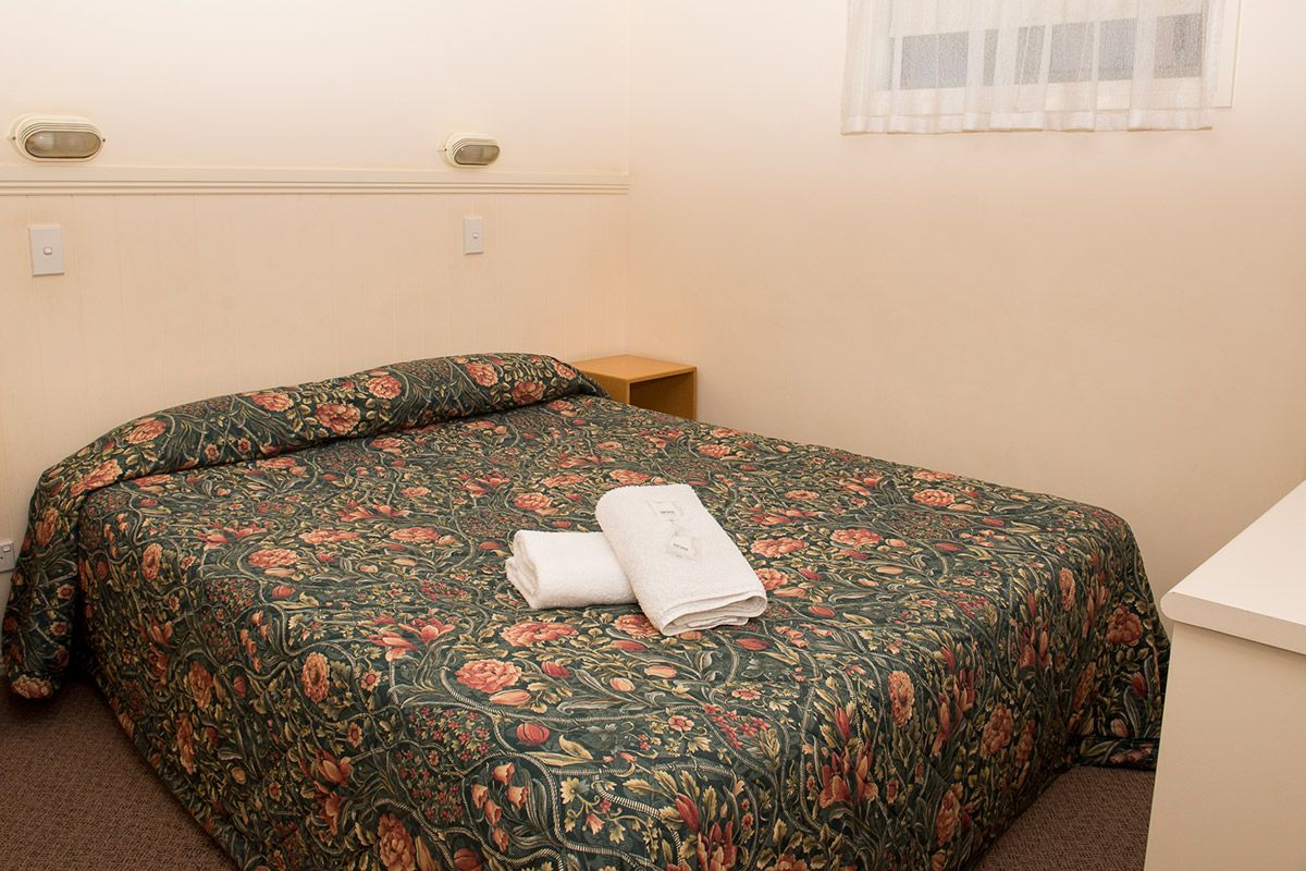 Kalganyi-3-bedroom-deluxe-Holiday-Cabin-03.jpg