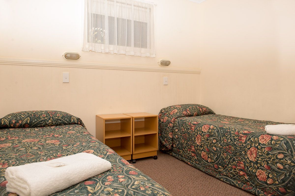 Kalganyi-3-bedroom-deluxe-Holiday-Cabin-04.jpg